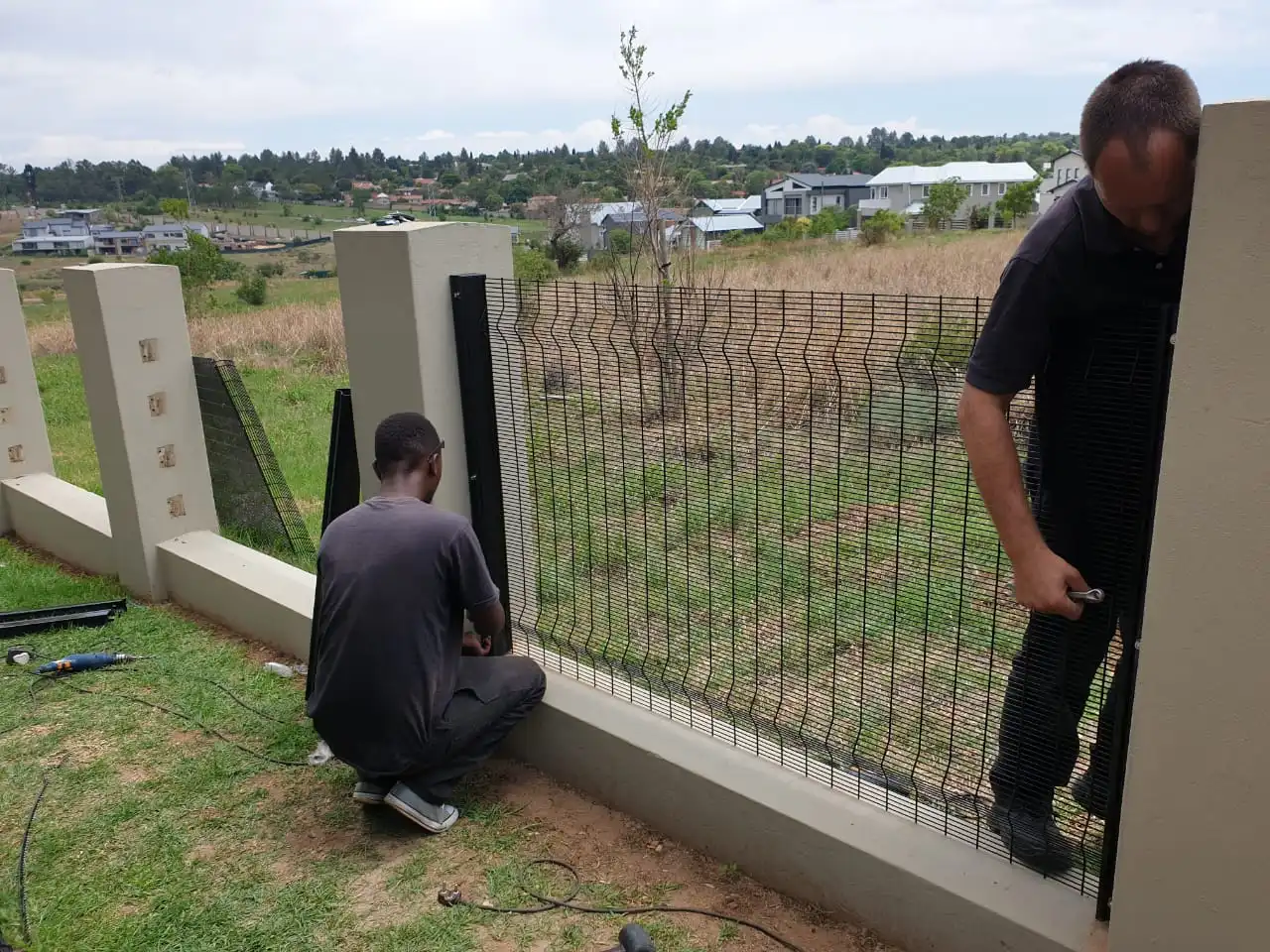 installing clearview fencing